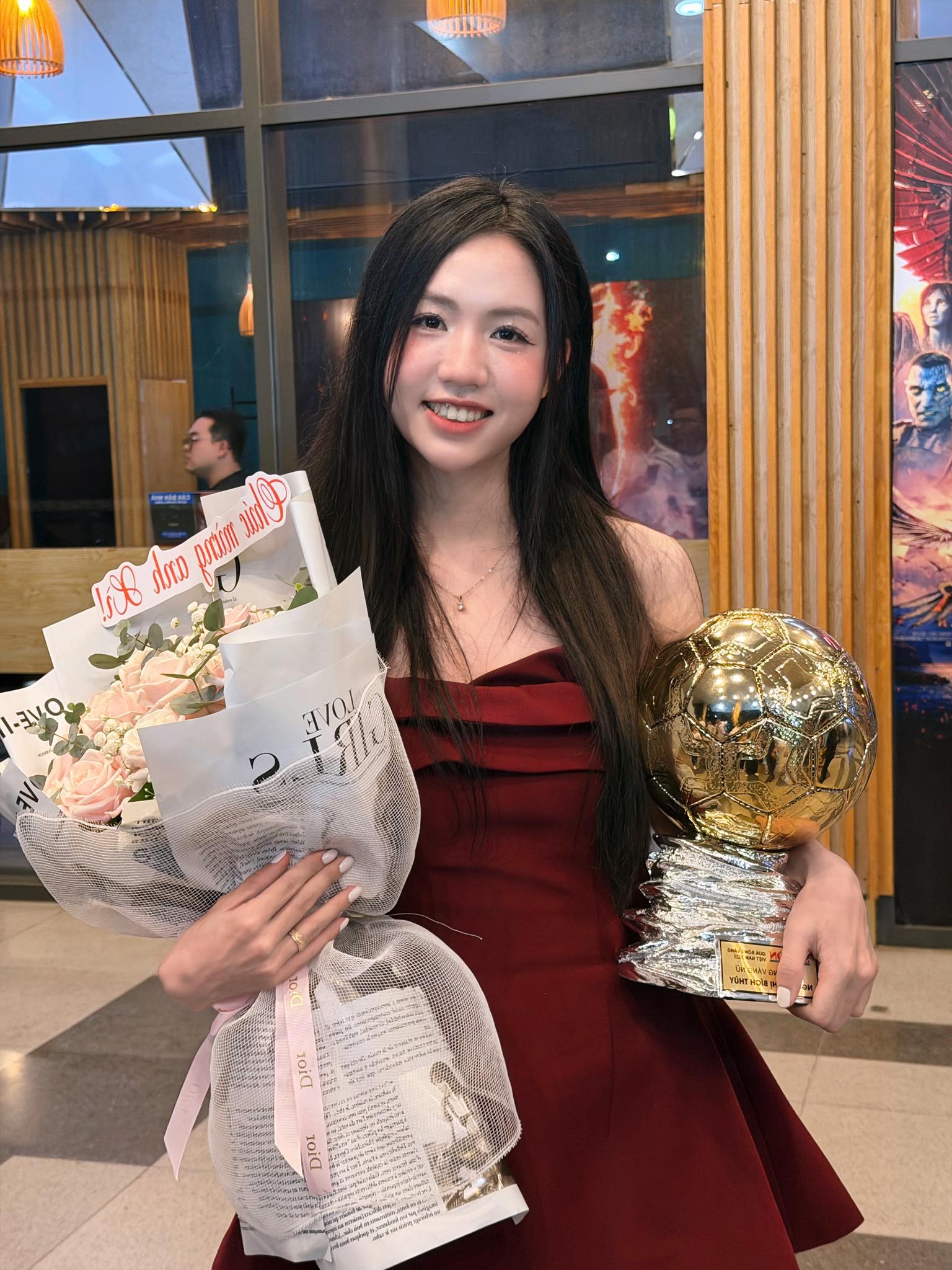 Hotgirl xinh như b&uacute;p b&ecirc; cực t&igrave;nh b&ecirc;n Quả b&oacute;ng V&agrave;ng nữ Việt Nam 2025 l&agrave; ai?- Ảnh 3.