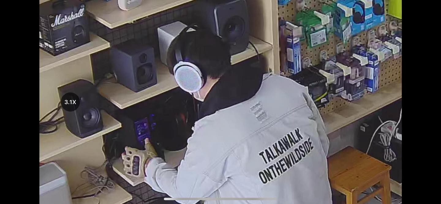 Drama g&acirc;y bức x&uacute;c ng&agrave;nh &acirc;m thanh: Kh&aacute;ch h&agrave;ng đi thử tai nghe nhưng "bật max volume" như bật loa, về c&ograve;n đ&aacute;nh gi&aacute; cửa h&agrave;ng 1 sao- Ảnh 3.