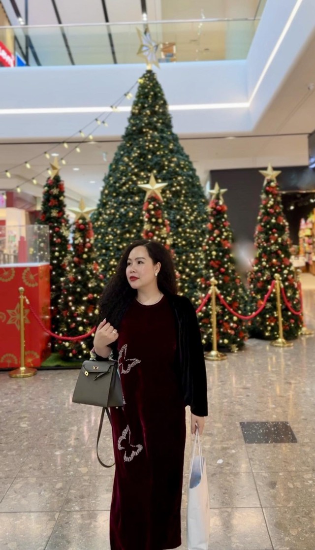 T&aacute;i h&ocirc;n với chồng T&acirc;y cao gần 2m, ph&uacute; b&agrave; 1 bước "l&ecirc;n m&acirc;y", thể hiện EQ cao xuất sắc khi bị n&oacute;i l&agrave; "kẻ đ&agrave;o mỏ"- Ảnh 1.