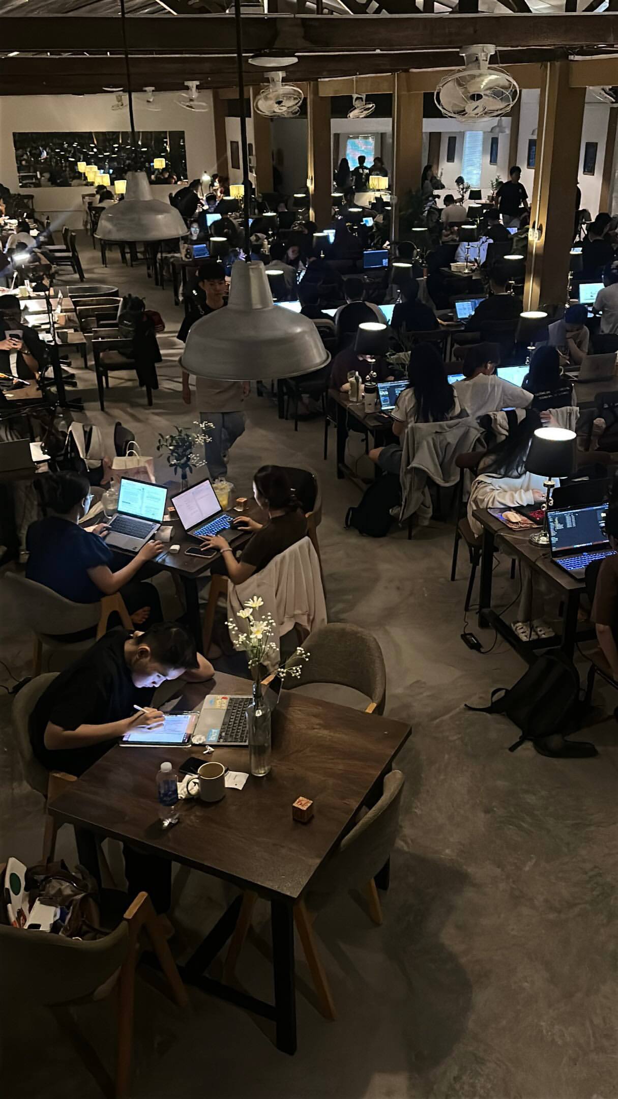 Cảnh tượng học h&agrave;nh kinh khủng tại 1 qu&aacute;n c&agrave; ph&ecirc; ở Việt Nam, ai nh&igrave;n v&agrave;o cũng thấy thật thua k&eacute;m- Ảnh 3.