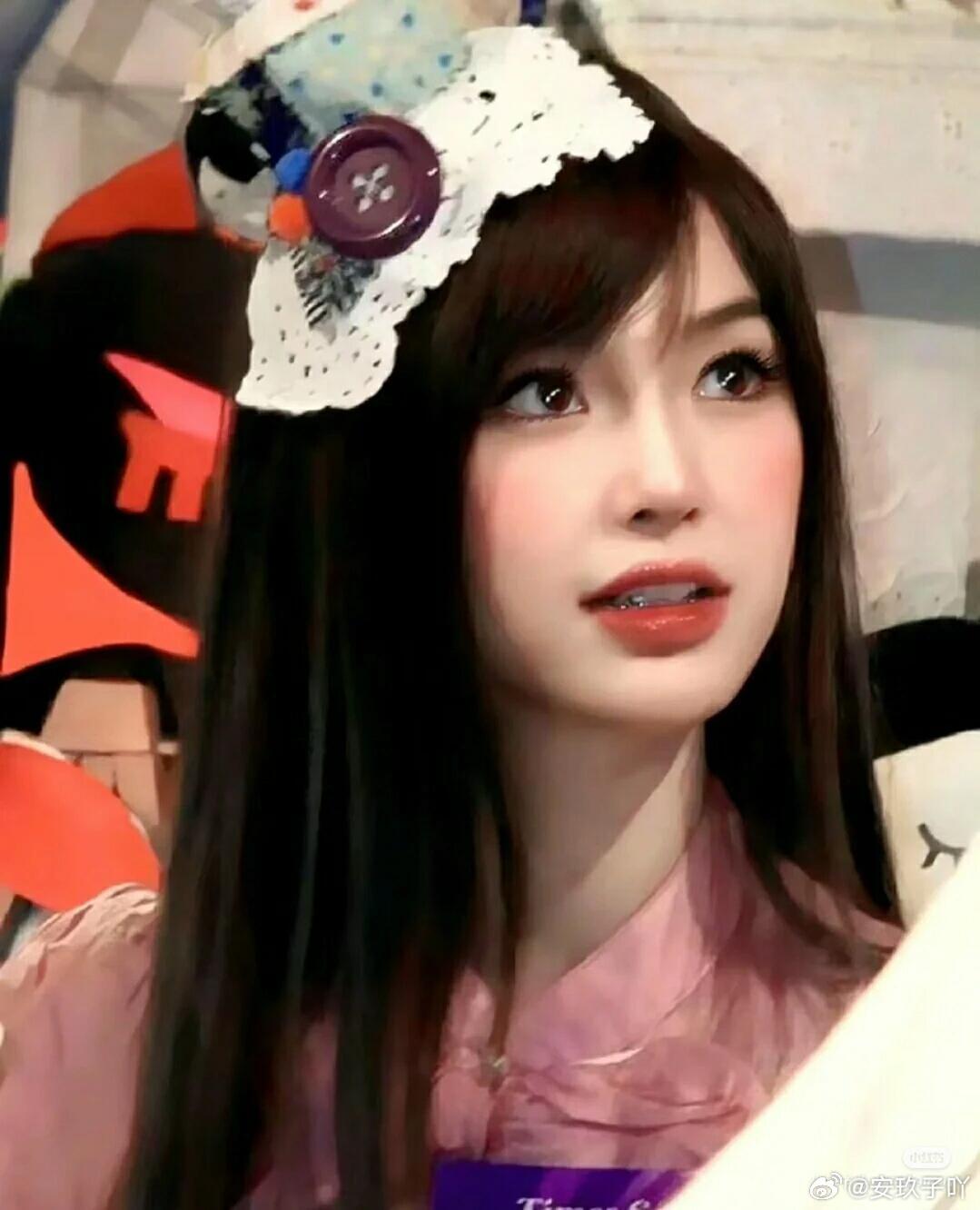 Mỹ nh&acirc;n nhờ nhan sắc được &ldquo;&ocirc;ng tr&ugrave;m giải tr&iacute;&rdquo; chống lưng, ca h&aacute;t lỡ dở v&igrave; kỹ năng thanh nhạc &ldquo;yếu nghề&rdquo;- Ảnh 3.