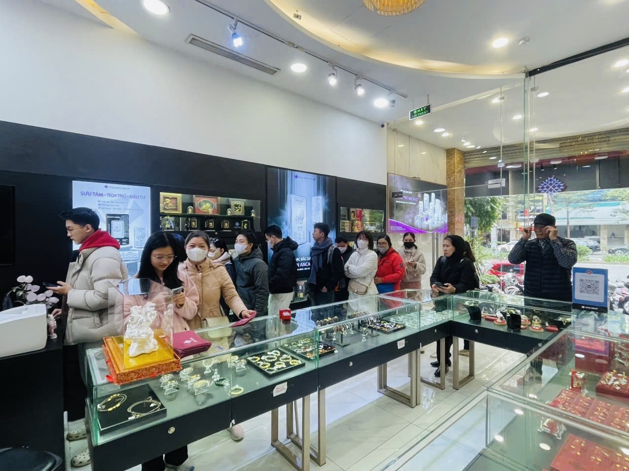 Gi&aacute; bạc tăng mạnh, người d&acirc;n H&agrave; Nội xếp h&agrave;ng mua- Ảnh 4.