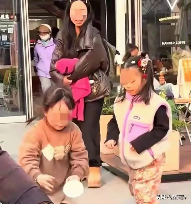 Chỉ v&agrave;i gi&acirc;y va chạm giữa hai đứa trẻ, c&aacute;ch phản ứng của người mẹ khiến d&acirc;n mạng lắc đầu: "Như n&agrave;y sao dạy được con?"- Ảnh 3.