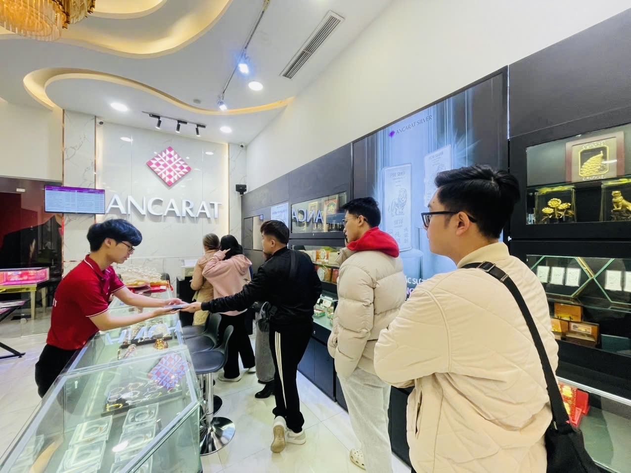 Gi&aacute; bạc tăng mạnh, người d&acirc;n H&agrave; Nội xếp h&agrave;ng mua- Ảnh 3.