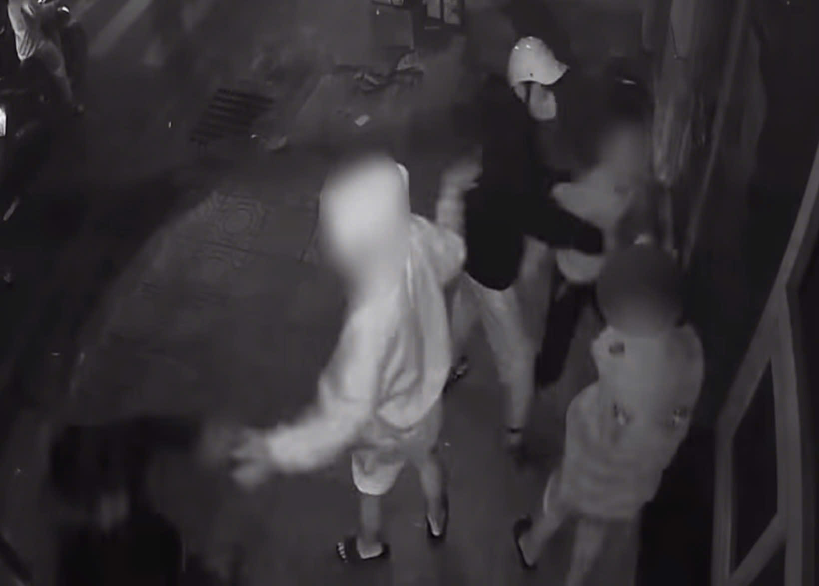 C&ocirc;ng an tạm giữ 14 thanh thiếu ni&ecirc;n v&ocirc; cớ đ&aacute;nh người ở X&oacute;m Chiếu, TPHCM- Ảnh 3.