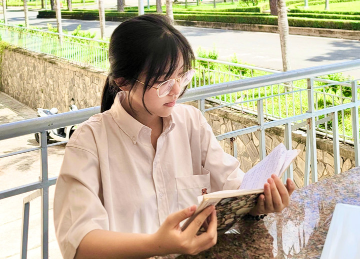 Kh&ocirc;ng dự lễ tốt nghiệp, nữ thủ khoa ng&agrave;nh AI nhận tin vui theo c&aacute;ch "lạ l&ugrave;ng"- Ảnh 1.