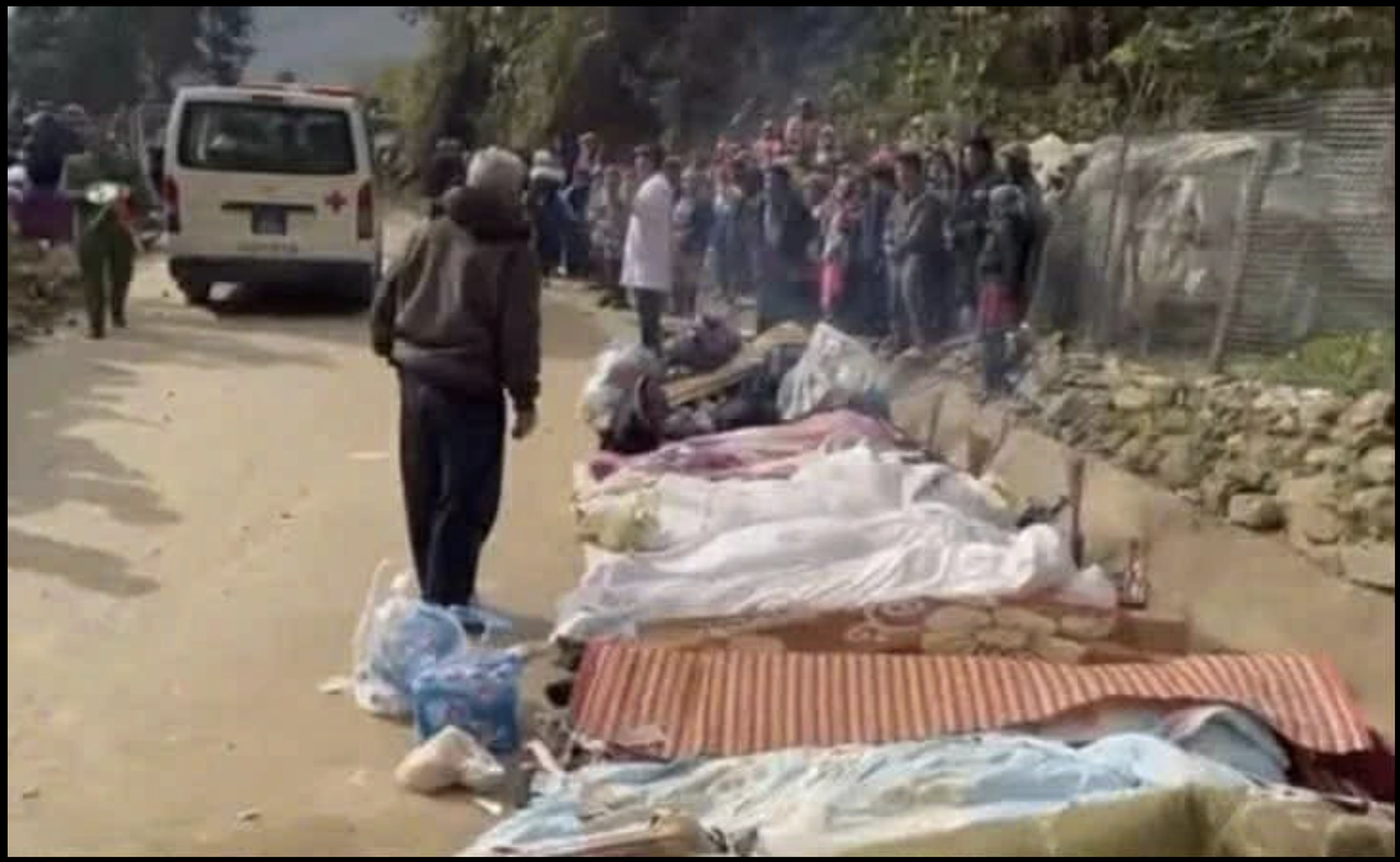 Vụ lật xe ở L&agrave;o Cai khiến 8 người tử vong: Đo&agrave;n thiện nguyện từ H&agrave; Nội l&ecirc;n, x&aacute;c định nguy&ecirc;n nh&acirc;n ban đầu- Ảnh 2.