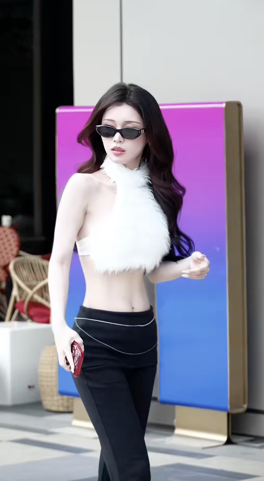 Người đẹp eo nhỏ hơn Ngọc Trinh đu trend &ldquo;trạm tỷ&rdquo; nhưng body qu&aacute; mỏng lại g&acirc;y ch&uacute; &yacute;- Ảnh 1.