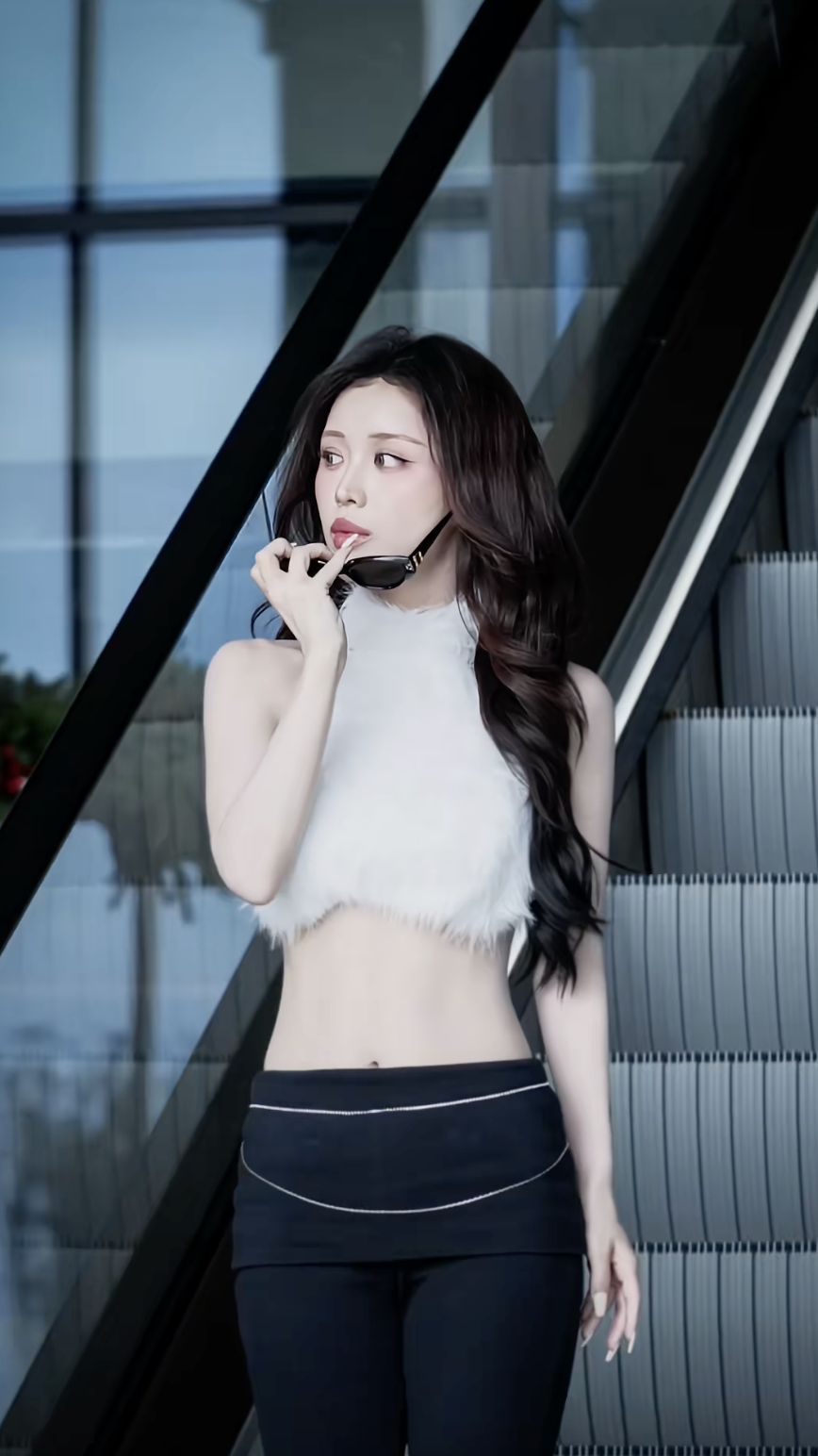 Người đẹp eo nhỏ hơn Ngọc Trinh đu trend &ldquo;trạm tỷ&rdquo; nhưng body qu&aacute; mỏng lại g&acirc;y ch&uacute; &yacute;- Ảnh 2.