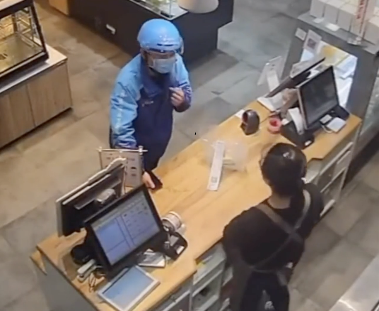 Lấy b&aacute;nh kem đi giao, nam shipper bất ngờ ph&aacute;t hiện dấu hiệu lạ b&ecirc;n trong khiến anh bật kh&oacute;c- Ảnh 2.