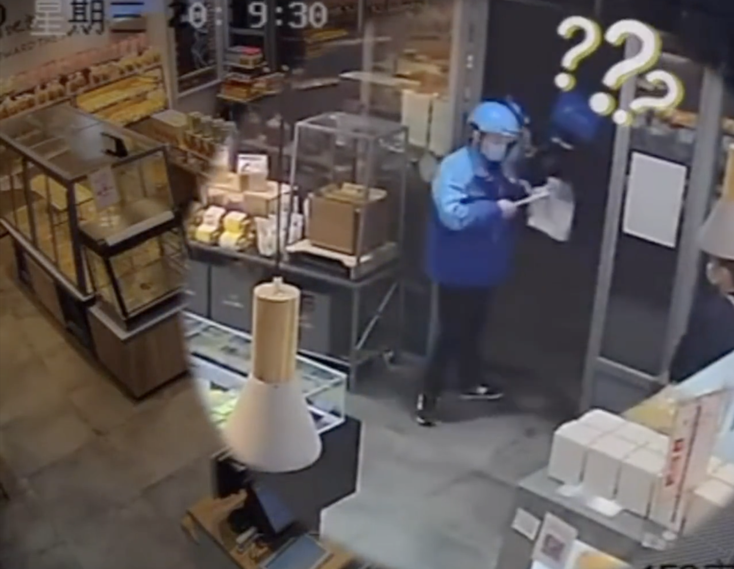 Lấy b&aacute;nh kem đi giao, nam shipper bất ngờ ph&aacute;t hiện dấu hiệu lạ b&ecirc;n trong khiến anh bật kh&oacute;c- Ảnh 1.