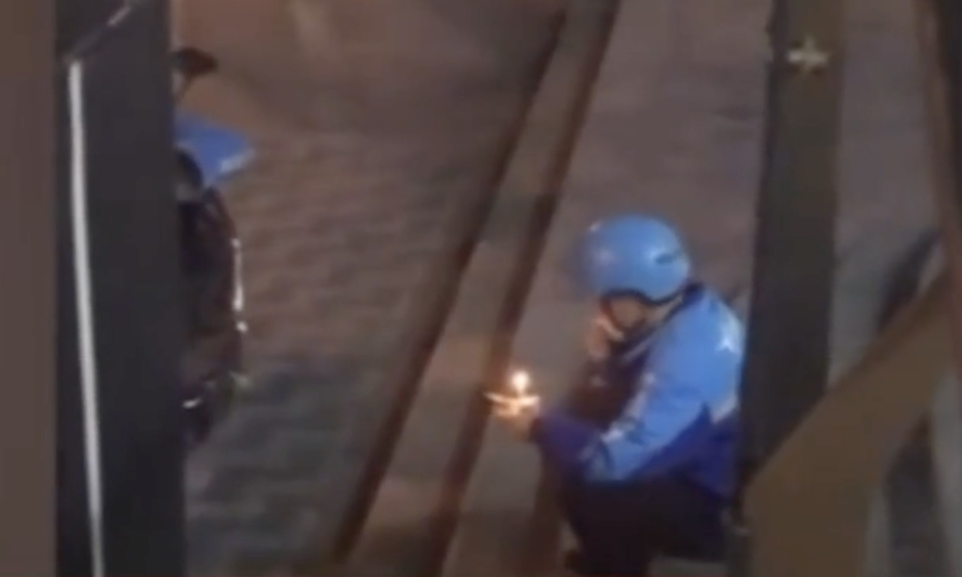 Lấy b&aacute;nh kem đi giao, nam shipper bất ngờ ph&aacute;t hiện dấu hiệu lạ b&ecirc;n trong khiến anh bật kh&oacute;c- Ảnh 3.