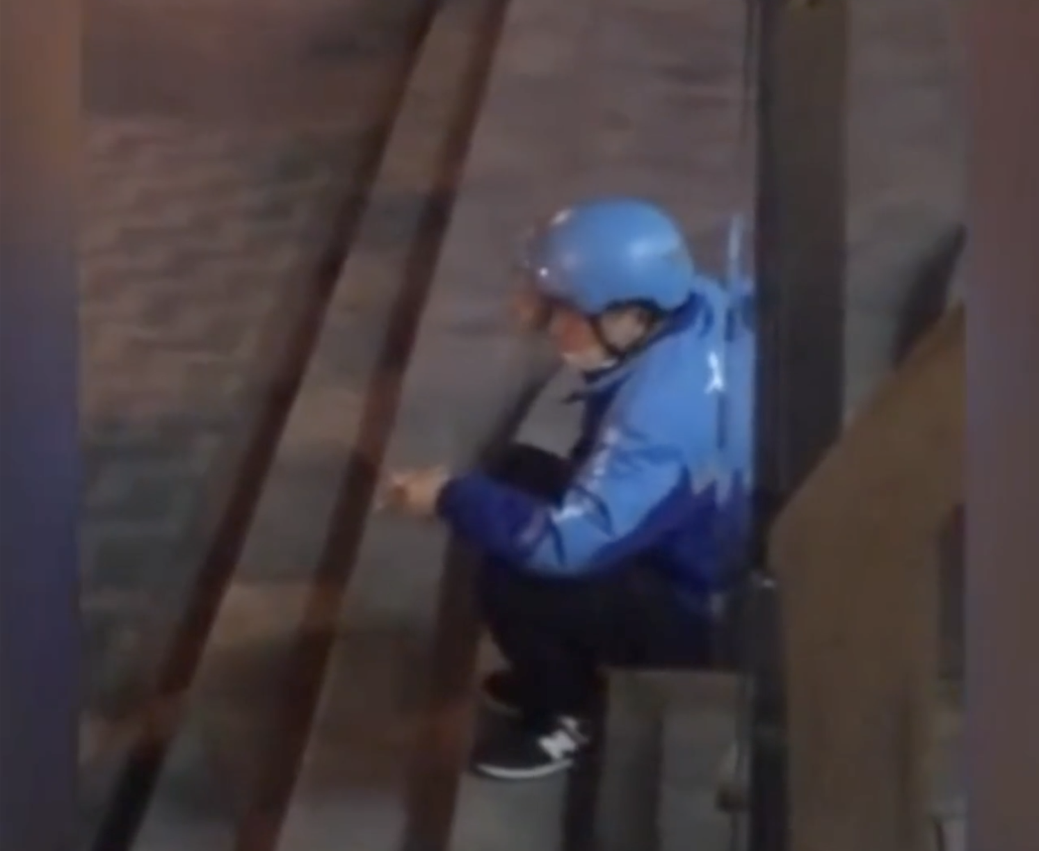 Lấy b&aacute;nh kem đi giao, nam shipper bất ngờ ph&aacute;t hiện dấu hiệu lạ b&ecirc;n trong khiến anh bật kh&oacute;c- Ảnh 4.