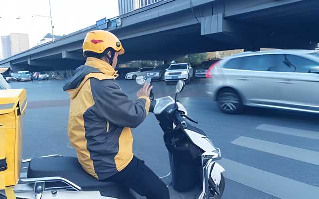 63 tuổi vẫn l&agrave;m shipper kiếm tiền, người đ&agrave;n &ocirc;ng bị kh&oacute;a app v&igrave; l&yacute; do kh&ocirc;ng ngờ- Ảnh 1.