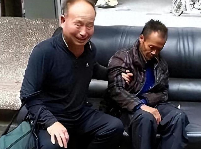 Phát hiện một nam sinh học giỏi nhưng du học về nước sống lang thang, phải ngủ dưới gầm cầu 14 năm- Ảnh 4. Phát hiện một nam sinh học giỏi nhưng du học về nước sống lang thang, phải ngủ dưới gầm cầu 14 năm- Ảnh 4.