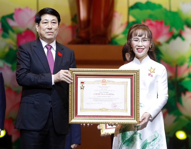 Tỷ ph&uacute; Nguyễn Thị Phương Thảo được phong danh hiệu Anh h&ugrave;ng Lao động- Ảnh 1.