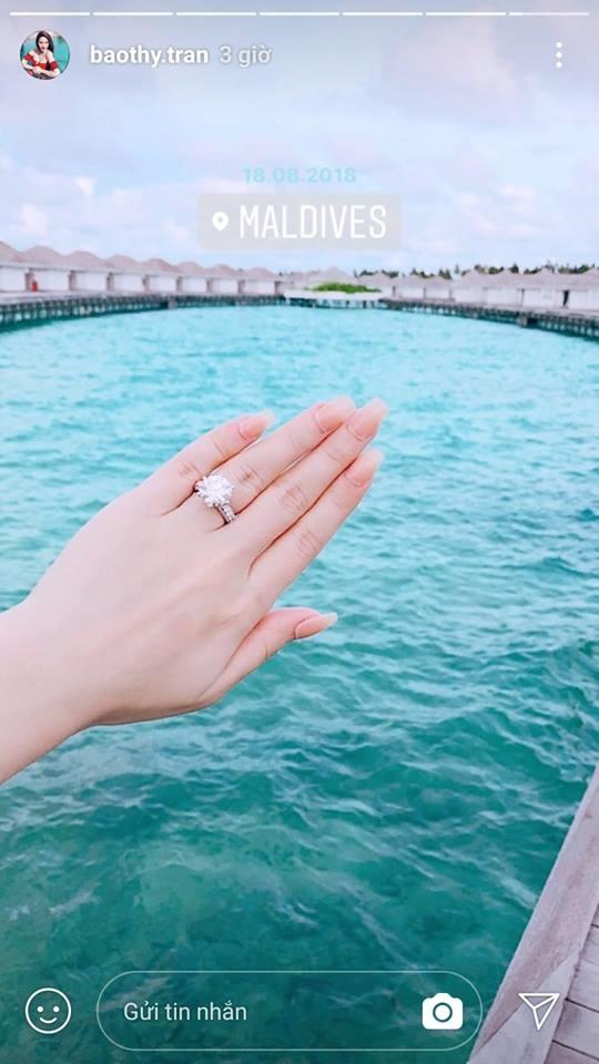 Người đẹp được cầu h&ocirc;n ở thi&ecirc;n đường biển: Chồng l&agrave; đại gia si&ecirc;u gi&agrave;u, duy nhất 5 sao Việt tham gia đ&aacute;m cưới- Ảnh 3.