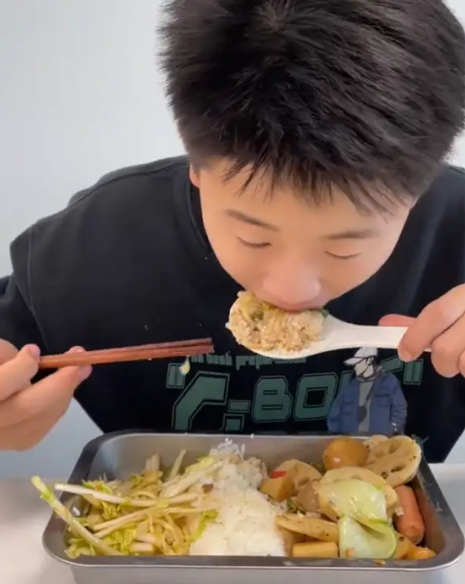 Khoe sức ăn của con, 1 b&agrave; mẹ khiến 16.000 cư d&acirc;n mạng phẫn nộ: "Đ&acirc;y l&agrave; bữa cơm kinh khủng nhất t&ocirc;i từng thấy!"- Ảnh 1.