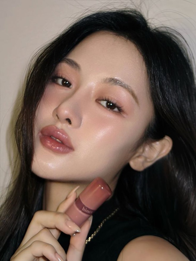 7 xu hướng l&agrave;m đẹp nổi bật nhất năm 2025 do Vogue b&igrave;nh chọn- Ảnh 22.