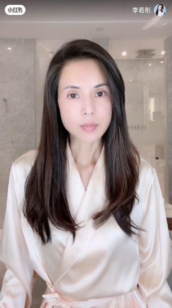 "Tiểu Long Nữ" U60 t&oacute;c vẫn d&agrave;y mượt nhờ uống 1 thứ nước d&acirc;n d&atilde; suốt 30 năm- Ảnh 6.