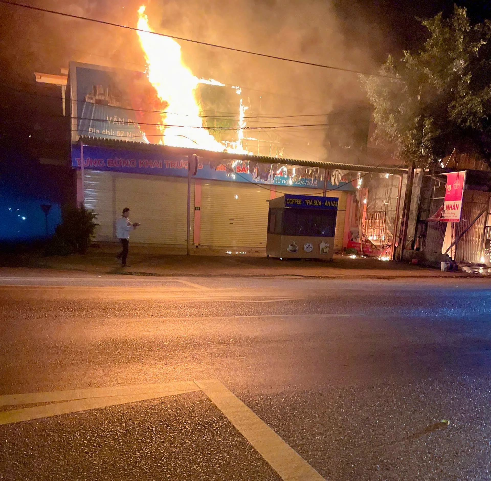 Vụ ch&aacute;y nh&agrave; 4 người tử vong ở Đắk Lắk: Chập điện cửa cuốn bị kho&aacute;, kh&ocirc;ng kịp cứu c&aacute;c nạn nh&acirc;n- Ảnh 1.