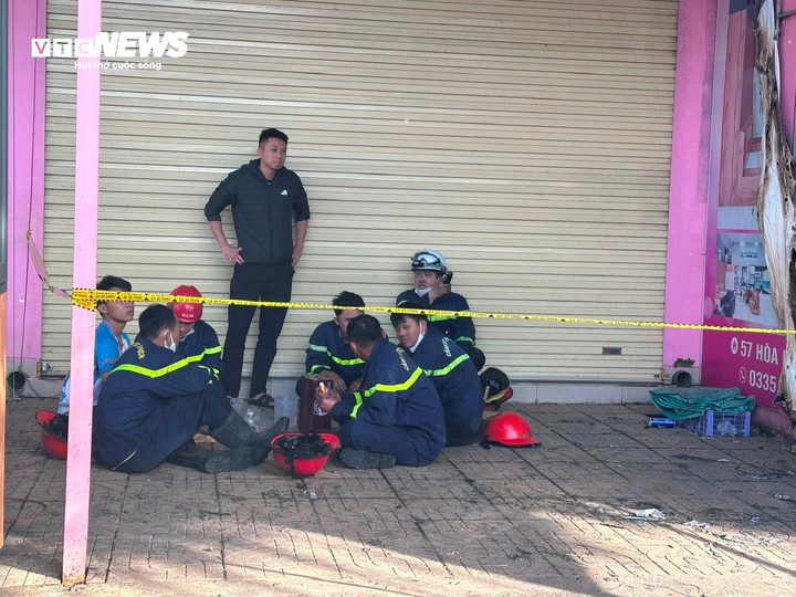 Ch&aacute;y nh&agrave; tại Đắk Lắk, 4 người chết: 1 chiến sĩ tham gia cứu hộ nhập viện cấp cứu- Ảnh 1.