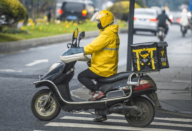 63 tuổi vẫn l&agrave;m shipper kiếm tiền, người đ&agrave;n &ocirc;ng bị kh&oacute;a app v&igrave; l&yacute; do kh&ocirc;ng ngờ- Ảnh 2.