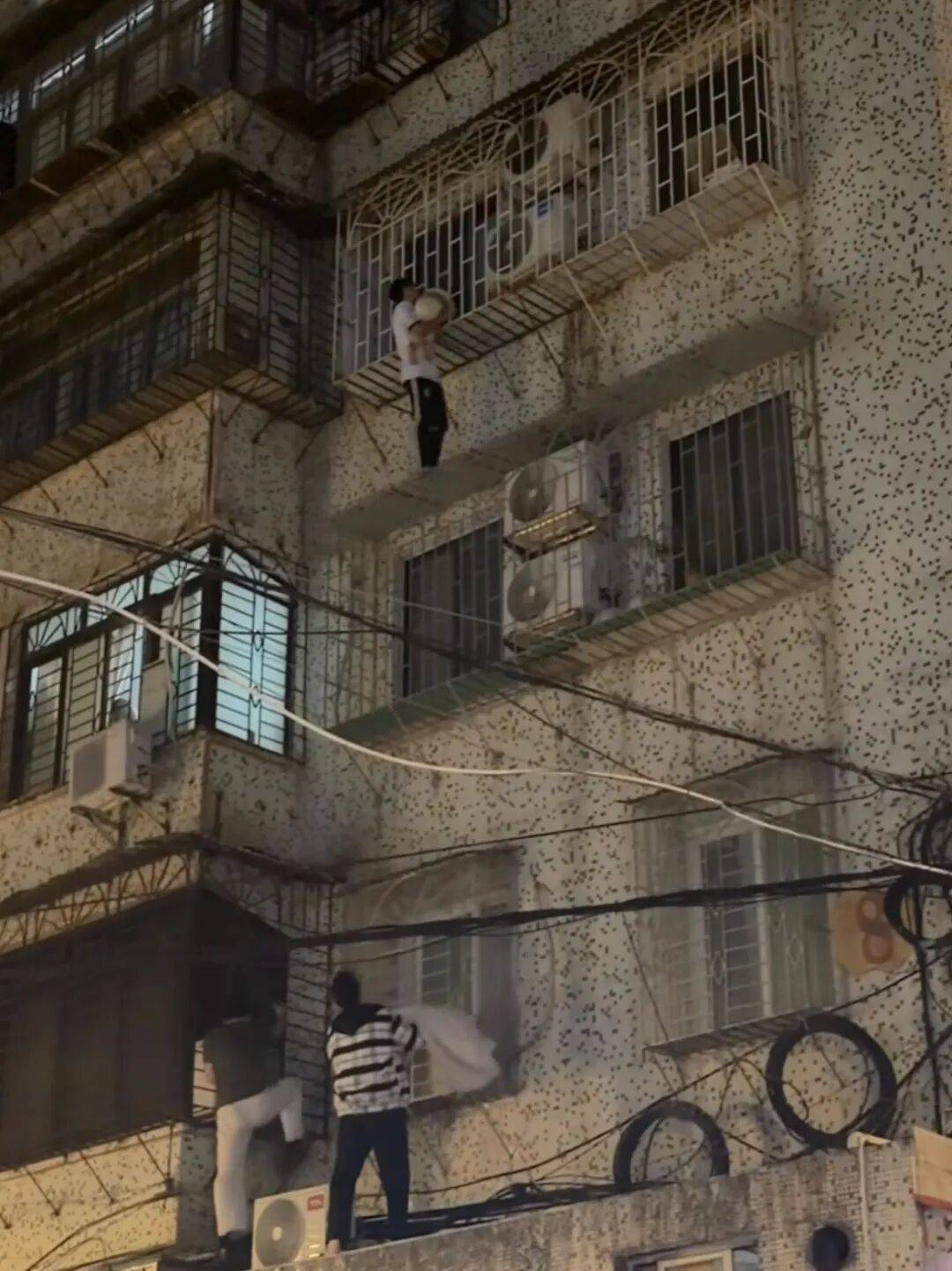 Video cứu sống b&eacute; trai lọt ra khỏi lan can tầng 4: H&eacute; lộ ch&acirc;n dung "người nhện"- Ảnh 1.