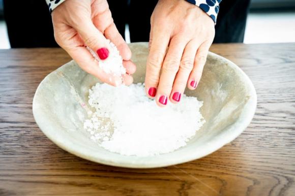 Mẹ t&ocirc;i dạy: Chỉ cần 1 nắm muối ở g&oacute;c bếp - kh&ocirc;ng l&agrave;m l&agrave; m&ugrave;i &aacute;m, dầu mỡ b&aacute;m k&iacute;n v&agrave; bếp nhanh xuống cấp- Ảnh 1.