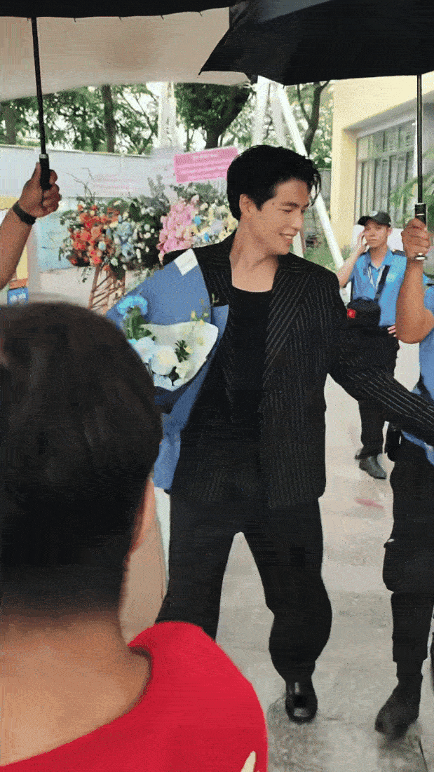 T&oacute;m d&iacute;nh cặp đ&ocirc;i diễn vi&ecirc;n - Hoa hậu Vbiz t&igrave;nh tứ trước h&agrave;ng trăm người, bảo sao ai cũng tin phim giả t&igrave;nh thật- Ảnh 3.