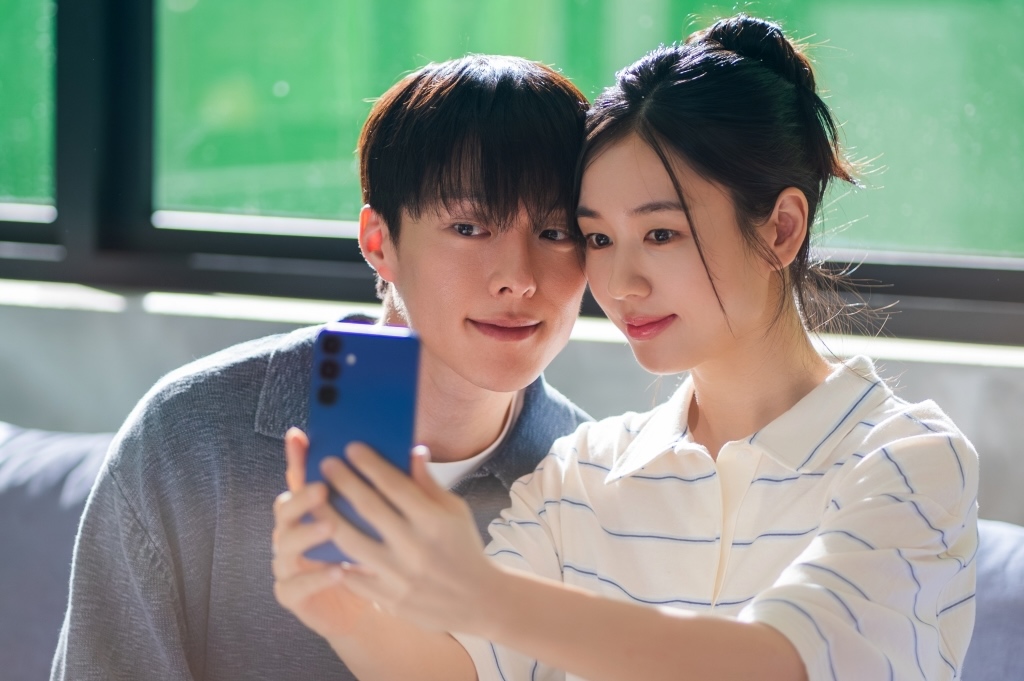 Cặp đ&ocirc;i ng&ocirc;n t&igrave;nh đang đ&oacute;ng cảnh 18+ th&igrave; 30 người bất ngờ ập v&agrave;o ph&ograve;ng, l&yacute; do h&uacute;t 1,7 triệu lượt xem- Ảnh 4.