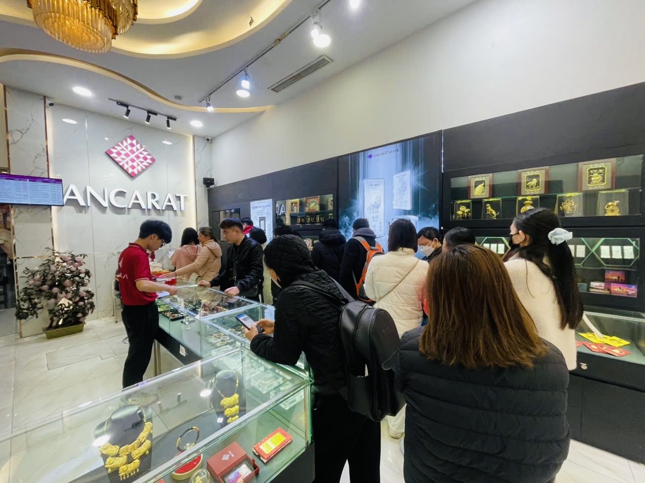 Gi&aacute; bạc tăng mạnh, người d&acirc;n H&agrave; Nội xếp h&agrave;ng mua- Ảnh 1.