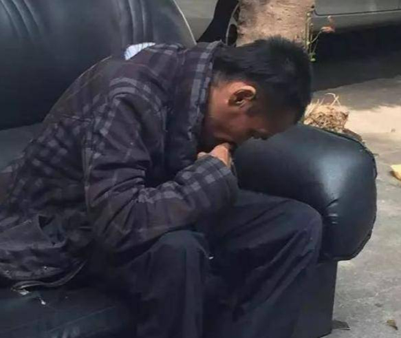 Phát hiện một nam sinh học giỏi nhưng du học về nước sống lang thang, phải ngủ dưới gầm cầu 14 năm- Ảnh 2. Phát hiện một nam sinh học giỏi nhưng du học về nước sống lang thang, phải ngủ dưới gầm cầu 14 năm- Ảnh 2.