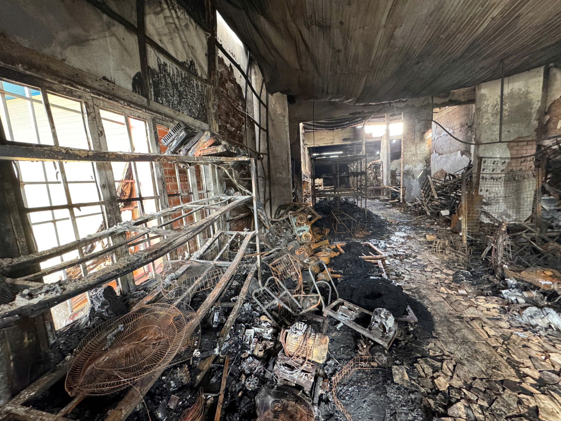 B&eacute; sơ sinh sống s&oacute;t thần kỳ trong vụ ch&aacute;y nh&agrave; v&igrave; được cha quấn khăn ướt &ocirc;m chặt, che chở trong l&ograve;ng, khoảnh khắc cuối g&acirc;y nh&oacute;i l&ograve;ng- Ảnh 1.