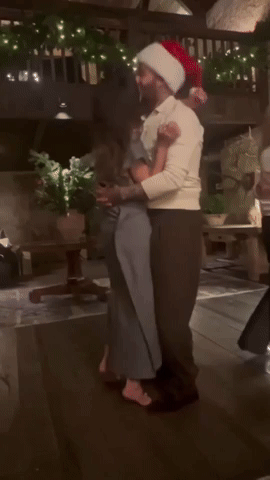 Vợ chồng Beckham &ocirc;m nhau nhảy m&uacute;a giữa l&uacute;c bị con cả 