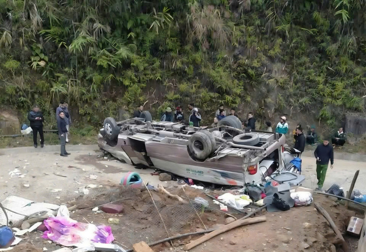 Xe chở đo&agrave;n từ thiện bị lật ở L&agrave;o Cai, &iacute;t nhất 8 người tử vong- Ảnh 1.