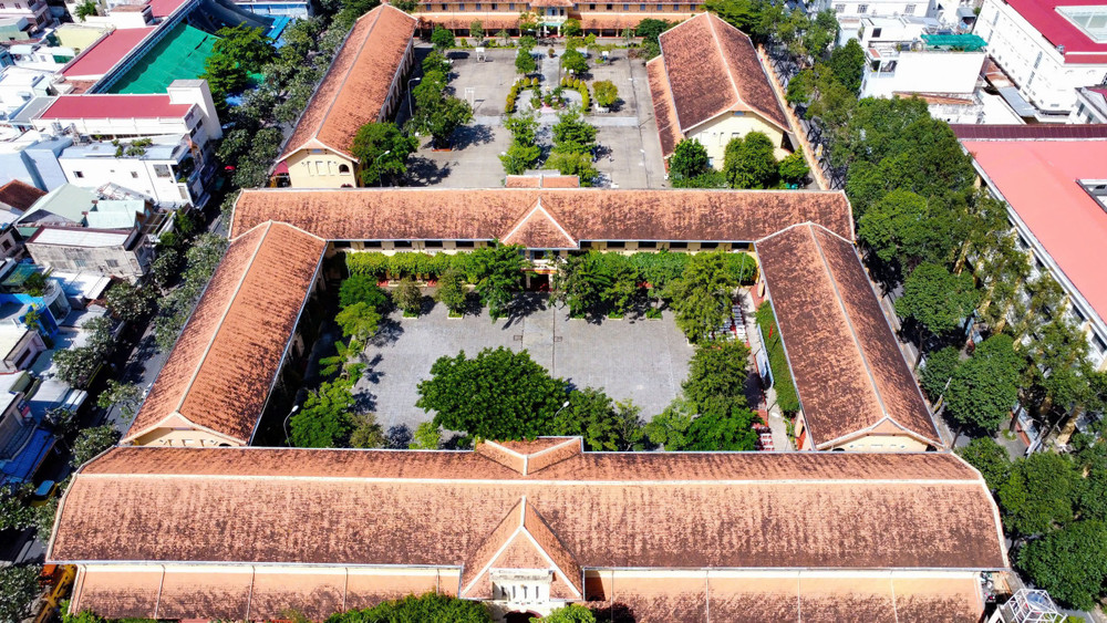 Ng&ocirc;i trường trăm tuổi ở miền T&acirc;y từng bị "doạ" đập đi x&acirc;y lại: Kiến tr&uacute;c cổ k&iacute;nh cực đẹp, trong trường c&ograve;n c&oacute; b&agrave;n thờ với &yacute; nghĩa đặc biệt- Ảnh 1.