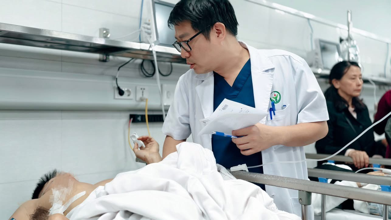 Th&ocirc;ng tin chi tiết 7 nạn nh&acirc;n vụ lật &ocirc; t&ocirc; ở L&agrave;o Cai đang điều trị tại BV Việt Đức- Ảnh 3.