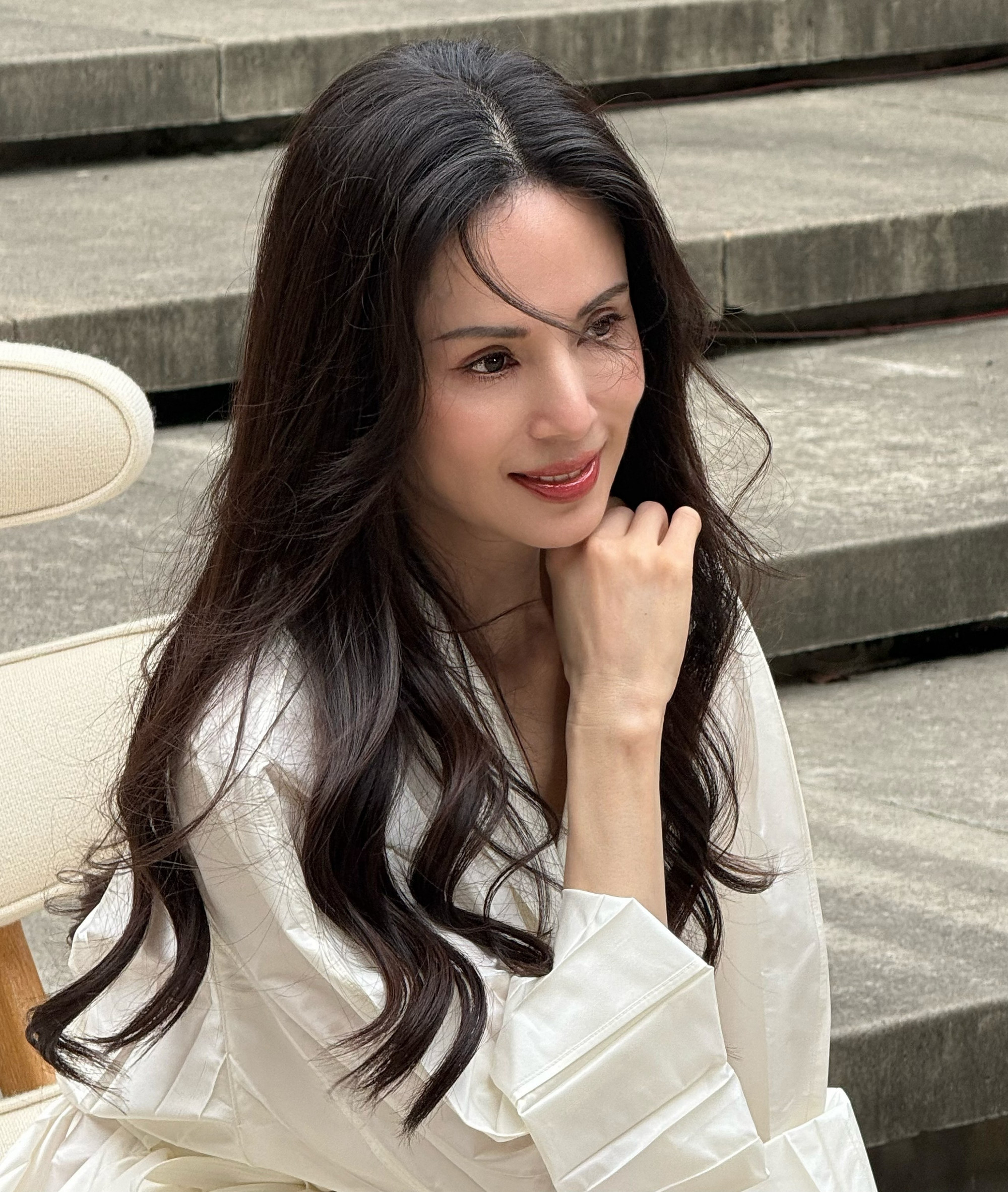 "Tiểu Long Nữ" U60 t&oacute;c vẫn d&agrave;y mượt nhờ uống 1 thứ nước d&acirc;n d&atilde; suốt 30 năm- Ảnh 1.