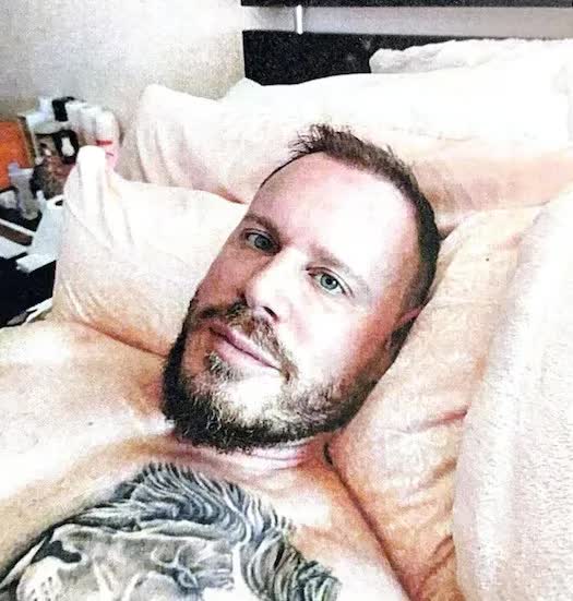 Đột k&iacute;ch nh&agrave; VĐV Olympic bị FBI truy n&atilde; cực gắt, thu giữ ma tu&yacute;, đạn dược v&agrave; 2 tấm Huy chương đ&aacute;ng ngờ- Ảnh 1.