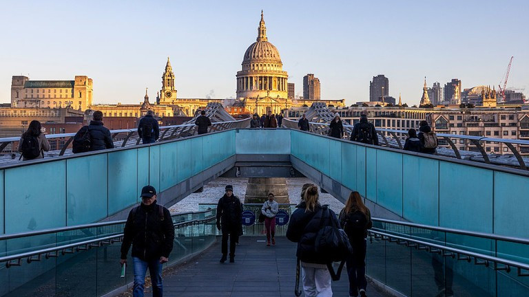 Nguy&ecirc;n do người Anh ng&agrave;y c&agrave;ng ngh&egrave;o đi?- Ảnh 1.