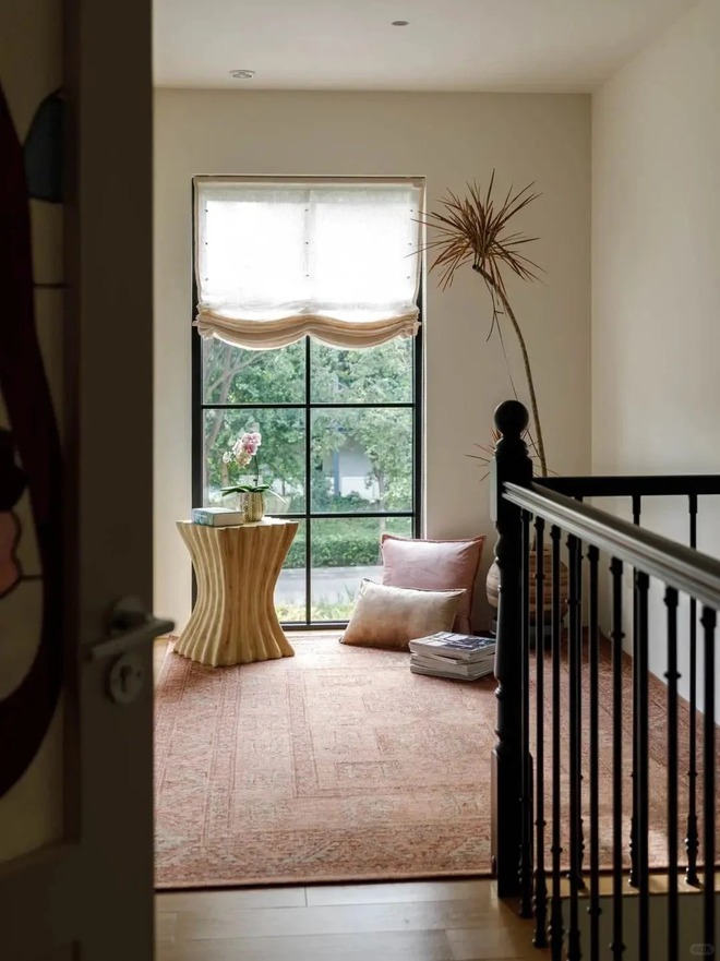 Đi m&ograve;n g&oacute;t gi&agrave;y khắp thế giới, nữ Travel Blogger bẻ l&aacute;i l&agrave;m 