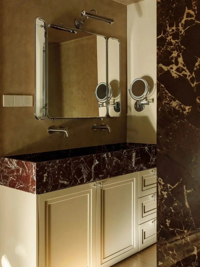 Đi m&ograve;n g&oacute;t gi&agrave;y khắp thế giới, nữ Travel Blogger bẻ l&aacute;i l&agrave;m 