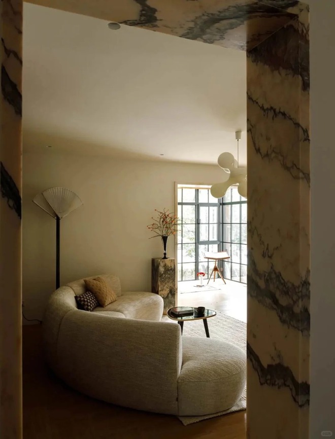 Đi m&ograve;n g&oacute;t gi&agrave;y khắp thế giới, nữ Travel Blogger bẻ l&aacute;i l&agrave;m 