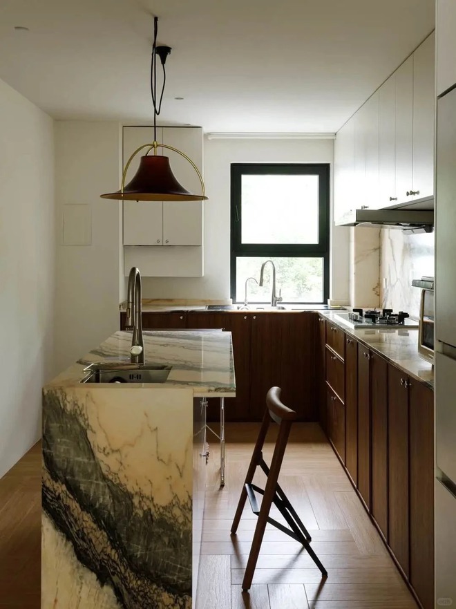 Đi m&ograve;n g&oacute;t gi&agrave;y khắp thế giới, nữ Travel Blogger bẻ l&aacute;i l&agrave;m 