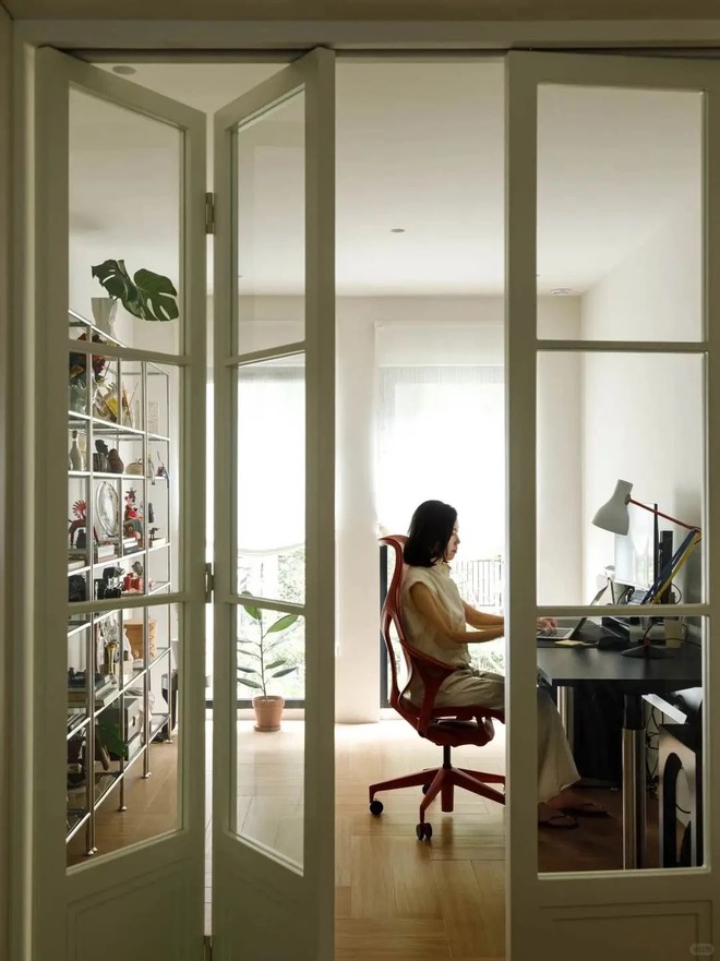 Đi m&ograve;n g&oacute;t gi&agrave;y khắp thế giới, nữ Travel Blogger bẻ l&aacute;i l&agrave;m 