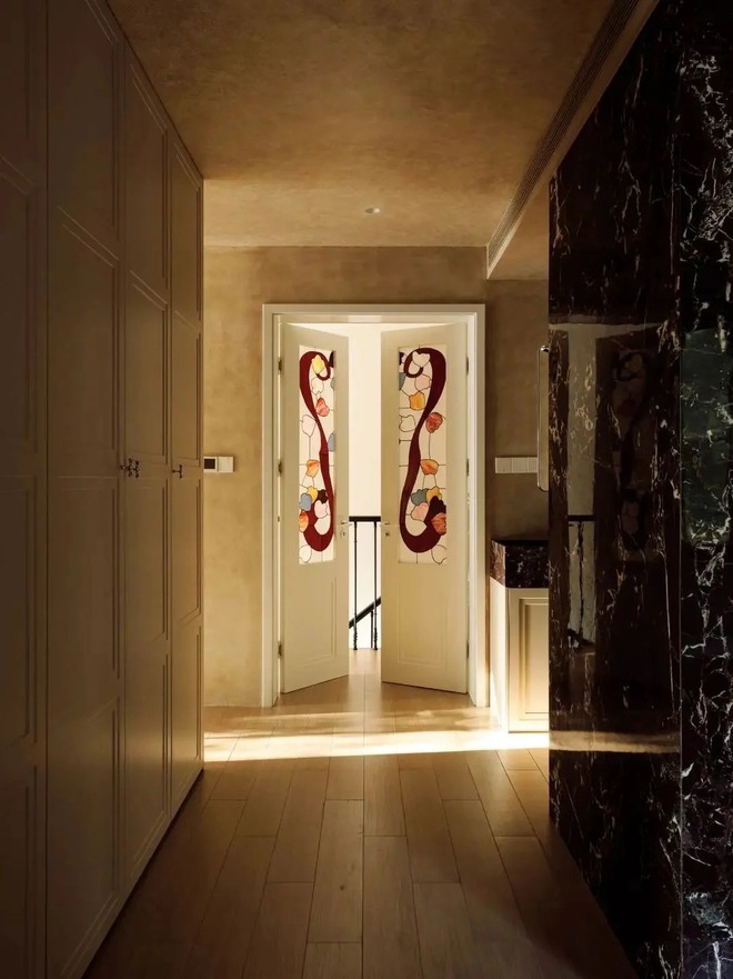 Đi m&ograve;n g&oacute;t gi&agrave;y khắp thế giới, nữ Travel Blogger bẻ l&aacute;i l&agrave;m 