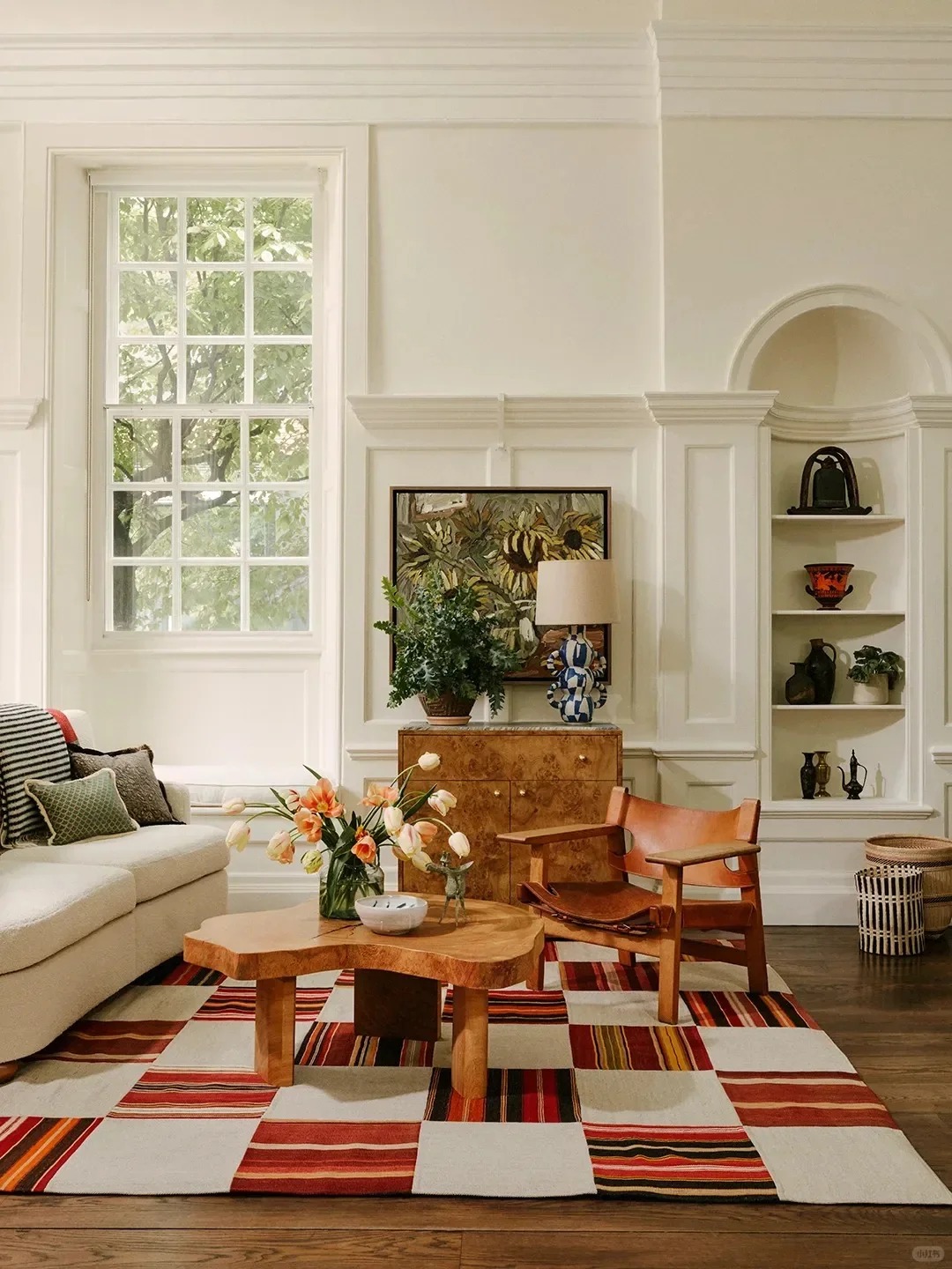 Gh&eacute; thăm căn hộ 300 tuổi ở London: Khi n&eacute;t cổ điển "kết h&ocirc;n" c&ugrave;ng hơi thở hiện đại, tạo n&ecirc;n bản giao hưởng m&ugrave;a xu&acirc;n tuyệt đẹp- Ảnh 3.