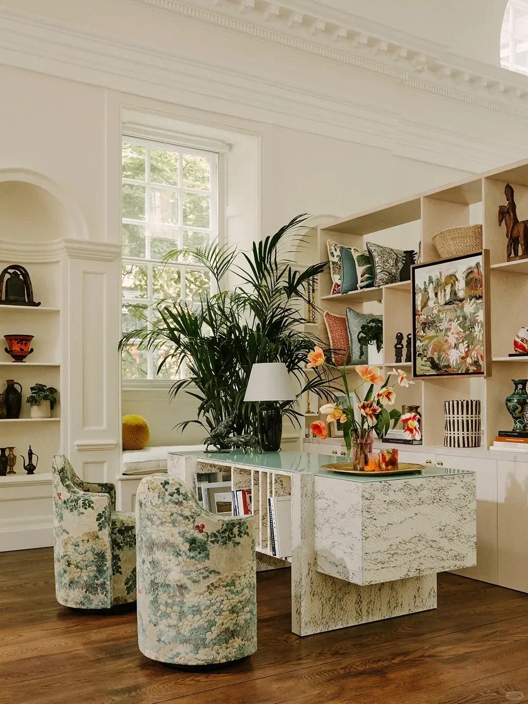 Gh&eacute; thăm căn hộ 300 tuổi ở London: Khi n&eacute;t cổ điển "kết h&ocirc;n" c&ugrave;ng hơi thở hiện đại, tạo n&ecirc;n bản giao hưởng m&ugrave;a xu&acirc;n tuyệt đẹp- Ảnh 6.