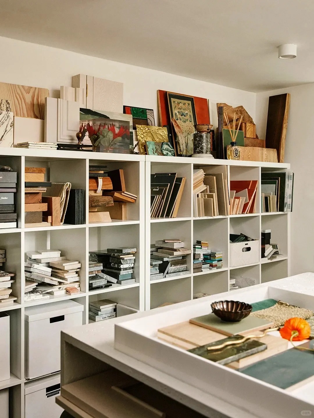 Gh&eacute; thăm căn hộ 300 tuổi ở London: Khi n&eacute;t cổ điển "kết h&ocirc;n" c&ugrave;ng hơi thở hiện đại, tạo n&ecirc;n bản giao hưởng m&ugrave;a xu&acirc;n tuyệt đẹp- Ảnh 7.